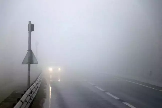 Bolu Dağı'nda sis nedeniyle görüş mesafesi 25 metreye kadar düştü