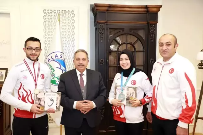 Başkan Yalçın'dan şampiyonlara altın