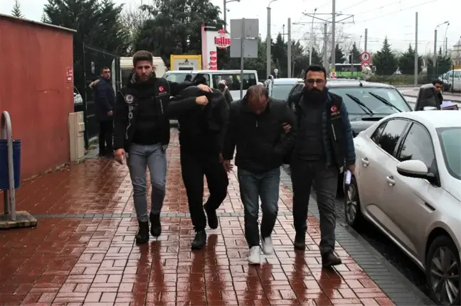 Piyasaya uyuşturucu madde sürmeye çalışırken yakalanan torbacılar adliyede