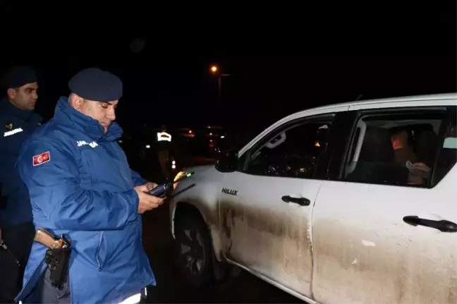 Vali Nayir, yılbaşında uygulama yapan polis ve jandarma ekiplerini ziyaret etti