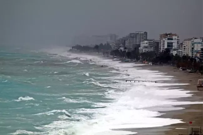 Antalya'da dev dalgalar sahili dövdü