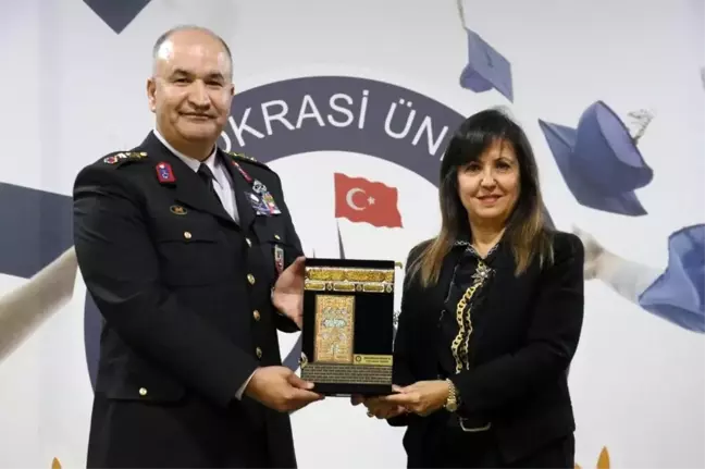 İzmir Demokrasi Üniversitesi şehit Fethi Sekin ve Musa Can'ı unutmadı