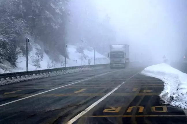 Bolu Dağı'nda kar yağışı ve sis etkili oluyor