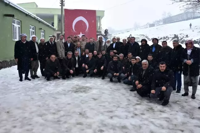 Karacadağ zirvesinde kar altında muhtarlarla buluşma