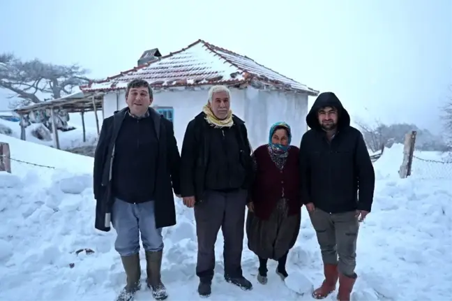 Manisa'da 4 gündür karda mahsur kalan vatandaşlar kurtarıldı