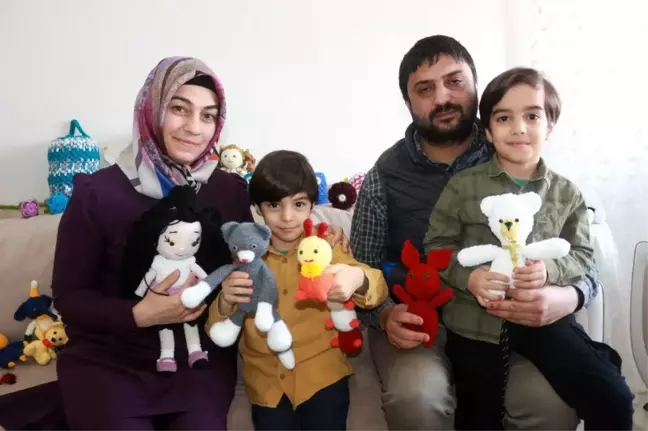 İki çocuk annesi çok sevdiği bebeklerden para kazanıyor