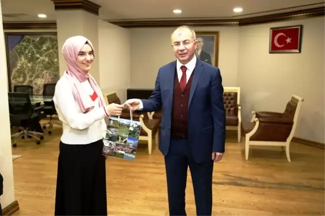 Artvin Valisi Doruk Ümmü Gülsüm'ü makamında kabul etti