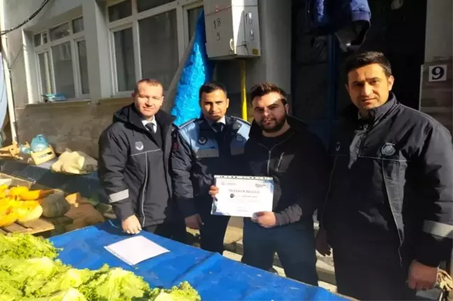 İçi para dolu çantayı bulan pazarcılara ödül