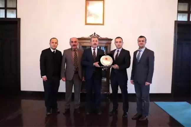 Kaymakam Öztürk'e spora verdiği desteklerden teşekkür plaketi