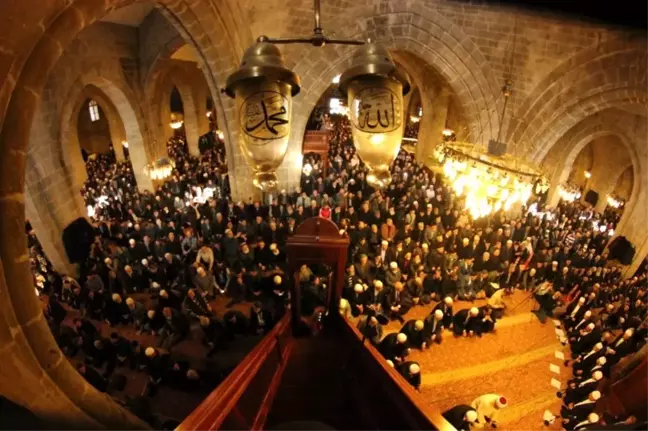 Erzurum'un 487 yıllık geleneği 'Bin bir hatim' duası için eller semaya açıldı