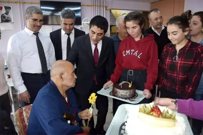 Huzurevi sakini Yusuf amcaya doğum günü sürprizi
