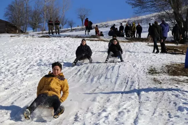 Tahta kızak yarışları renkli görüntülere sahne oldu