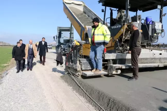Manisa'da kışa rağmen yol yapım çalışmalarına devam ediyor