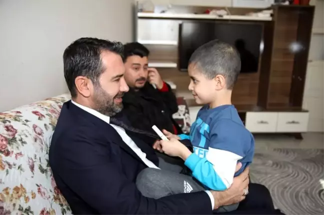 Tedavisine başlanılan Taha'yı, Başkan Şerifoğulları ziyaret etti