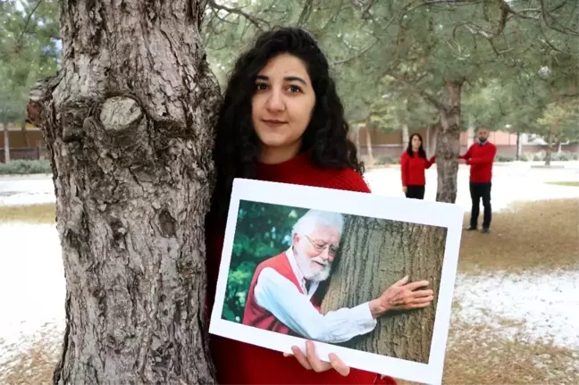 'Toprak Dede'nin anısına 100 ağacı toprakla buluşturdu
