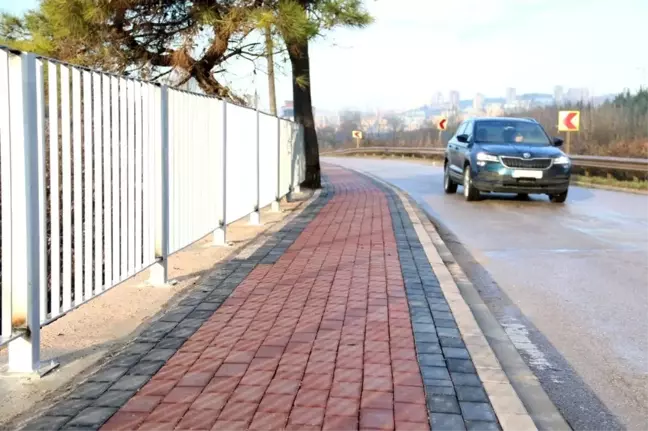 İzmit'de caddeler kaldırımlarla düzenleniyor