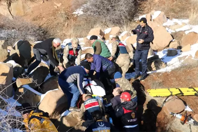 Ticari taksi şarampole uçtu: 2 ölü, 1 yaralı