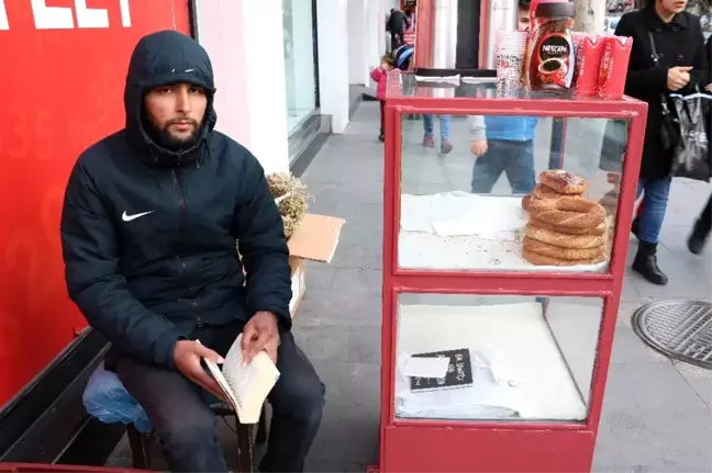 Simit satarak kitap okuyor