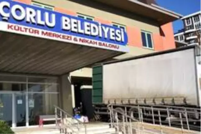 Çorlu'da toplanan yardım malzemeleri deprem bölgesine gönderildi