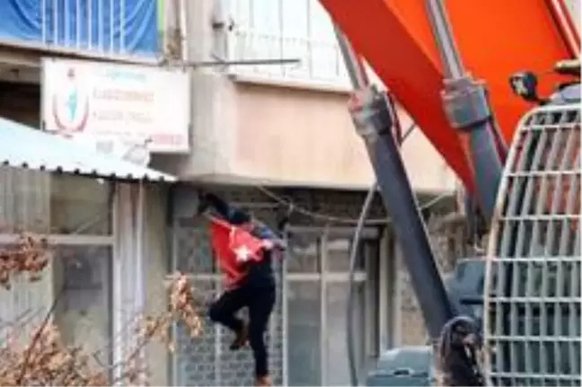 Elazığ'da yıkım öncesi operatörün bayrak hassasiyeti