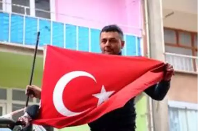 Elazığ'da yıkım öncesi operatörün bayrak hassasiyeti