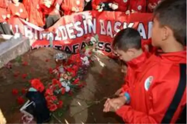 Şampiyonluk kupasını başkanlarının mezarına götürdüler