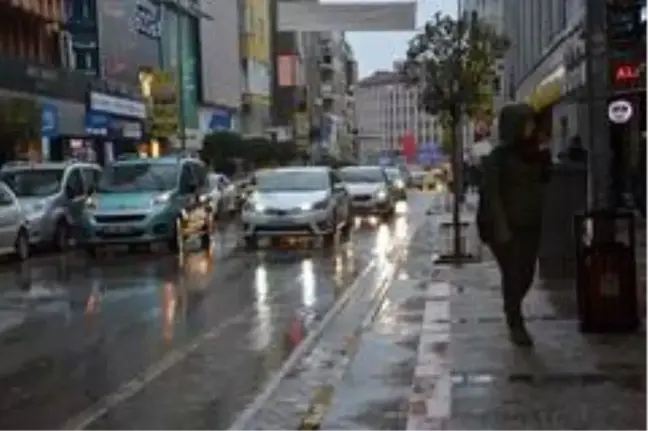Balıkesir'de beklenen sağanak yağışlar başladı