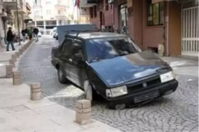 Alkollü sürücüyü beton duba durdurdu