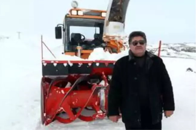 Dağların karını aça aça köylere ulaşıyor
