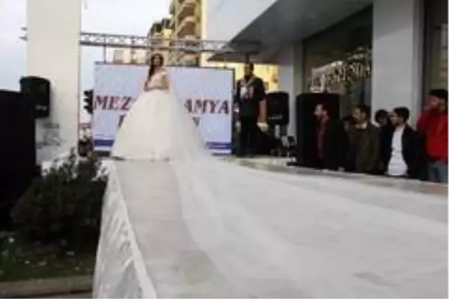 Diyarbakır'da sokak defilesi, 40 kilogramlık gelinlik ilgi odağı oldu