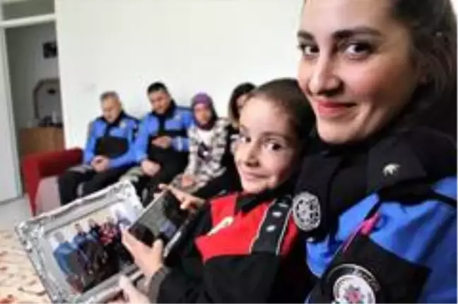 Küçük Efraim'in en büyük dostu polis oldu