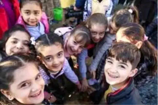 Buca'da minikler toprakla buluştu, bitkileri koklayarak tanıdı