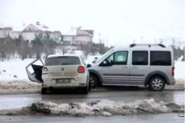 Sivas'ta zincirleme trafik kazası: 2 yaralı