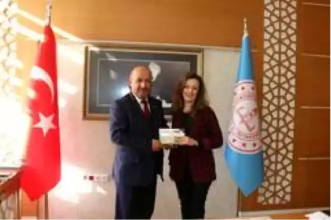 Yazar ögretmenden Müdür Başyiğit'e ziyaret
