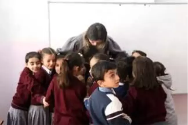 Öğretmeni, depremde hayatını kaybeden öğrencisi için gözyaşı döktü