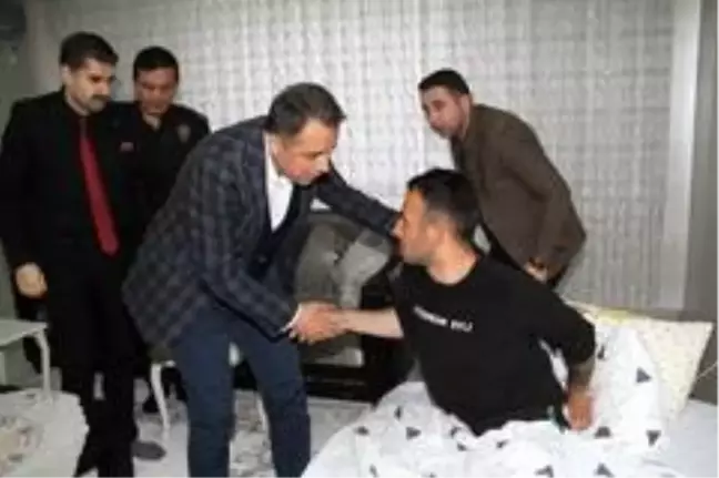 İdlib'de yaralanan gaziye ziyaret