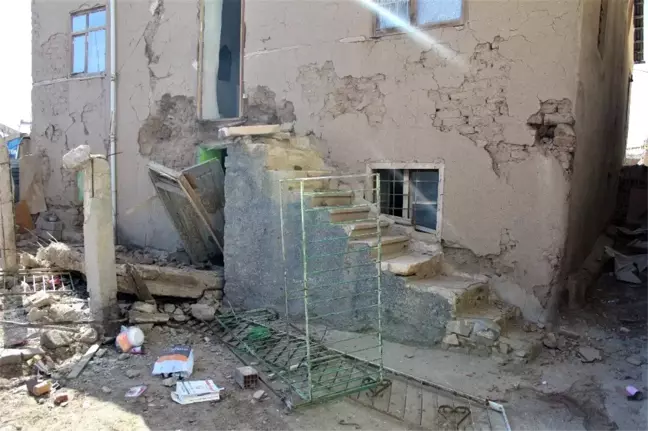 Elazığ'da hasarlı kerpiç evin balkonu yıkıldı: 1 ölü