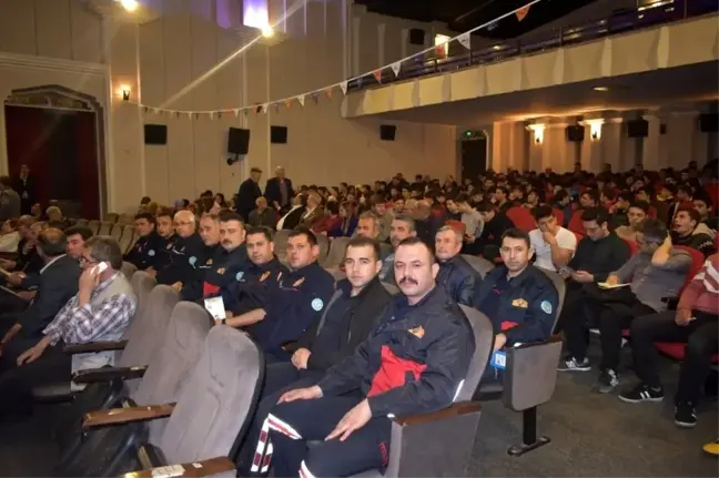 Akhisar'da 'Depremle yaşamak' konferansı düzenlendi