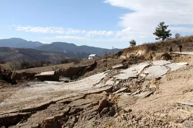 Emet-Tavşanlı kara yolunda heyelan