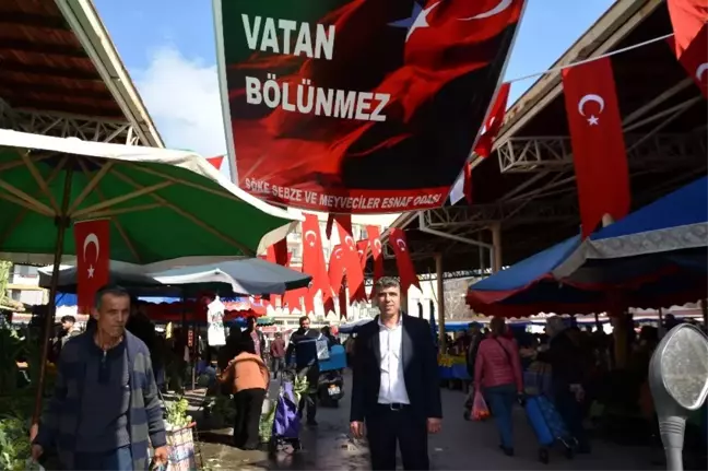 Söke'de pazar alanı Türk Bayrakları ile donatıldı