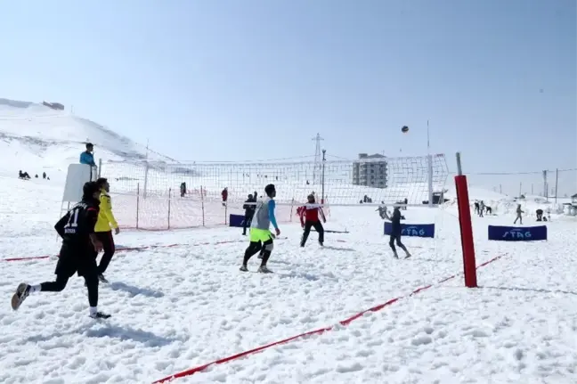 Bitlis'te ilk kez düzenlenen kar voleybolu büyük ilgi gördü