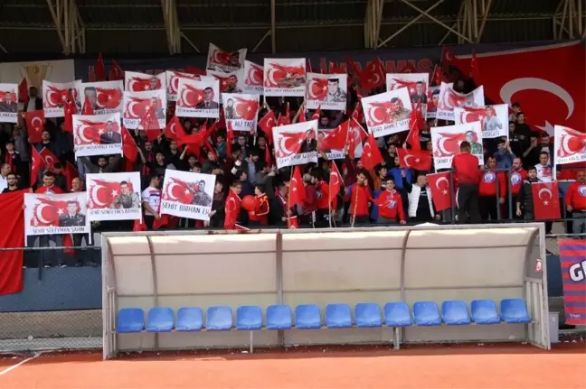 Futbol maçında taraftarlar İdlib şehitlerini andı, isimleri tek tek okundu