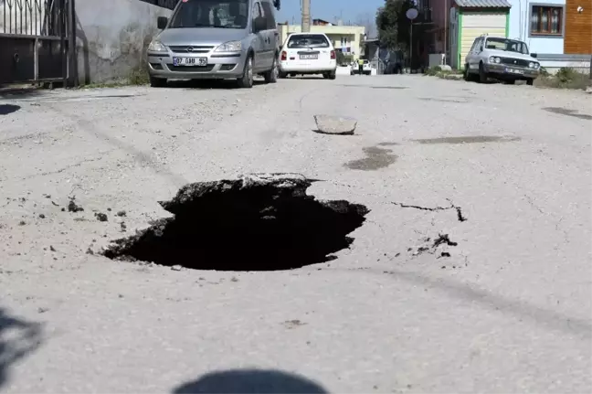Otomobilin geçtiği sırada yol çöktü