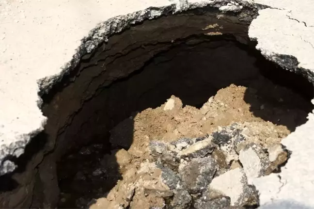 Otomobilin geçtiği sırada yol çöktü