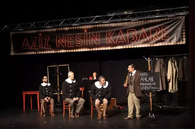 Aziz Nesin Kabare oyunu seyirciyle buluştu