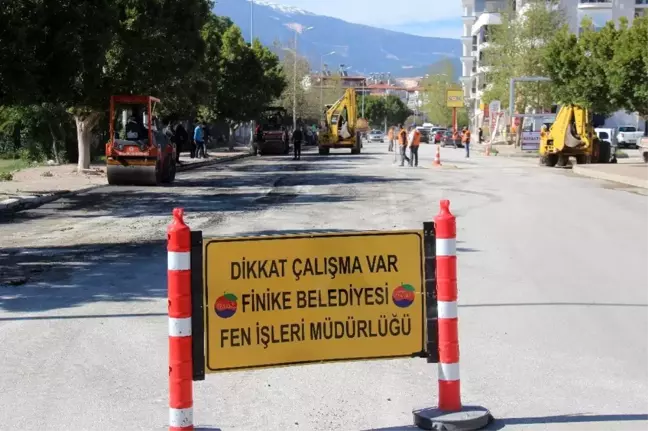 Finike'nin bozulan yollarında onarım çalışması başladı