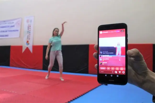 Korona virüs nedeniyle evde kalanlara canlı yayında 'zumba' dersi
