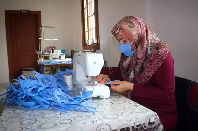 Bergama'nın kadınları sağlık çalışanları için günde bin maske dikiyor