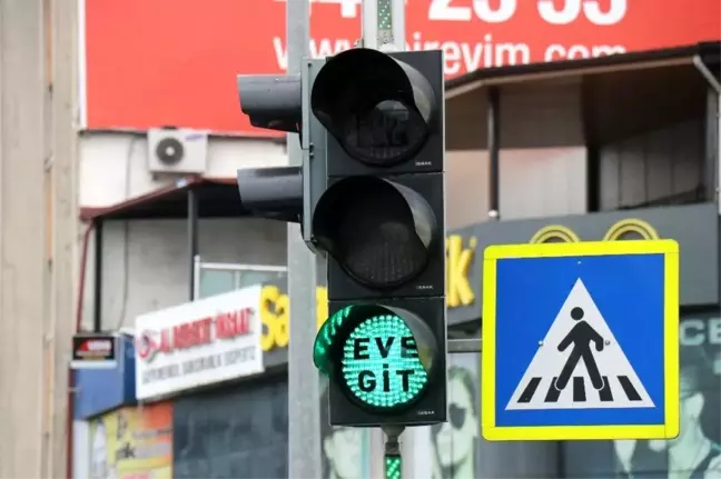 Sakarya'da trafik ışıklarında korona virüse karşı, 'Evde kal' ve 'Eve git' çağrısı