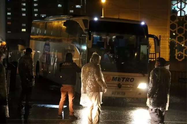 Konya'da test sonucu negatif çıkan umrecilerin tahliyesi başladı